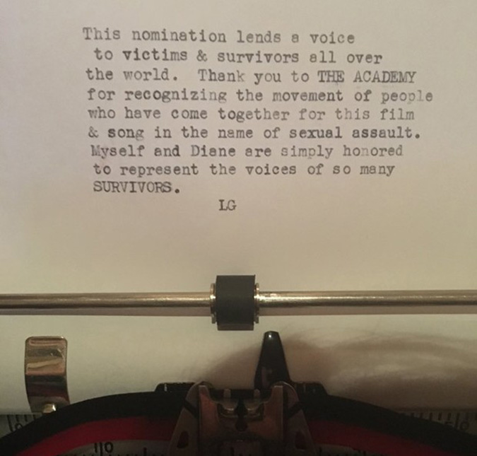 Lady Gaga escreve carta de agradecimento por indicação ao <i>Oscar</i> em máquina de escrever