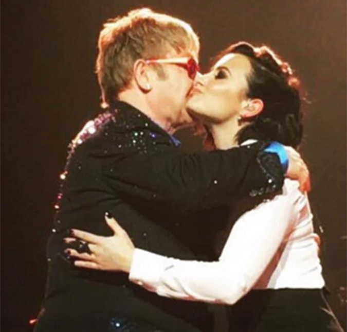Demi Lovato faz dueto com Elton John para homenagear David Bowie, assista!