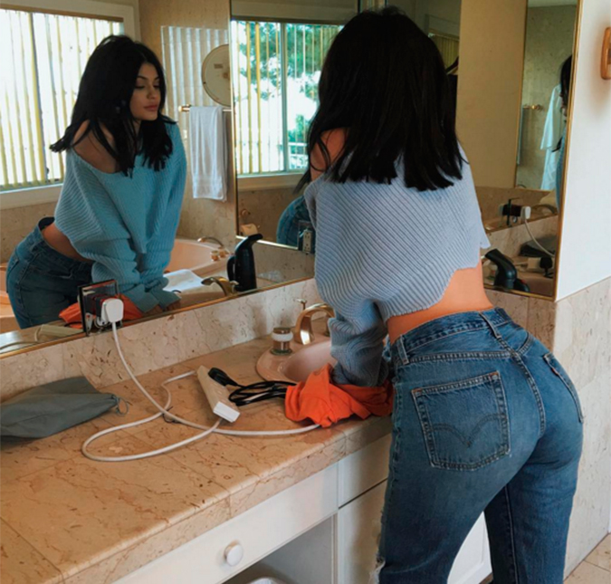Kylie Jenner dá uma empinadinha no <i>derrière</i> e sensualiza