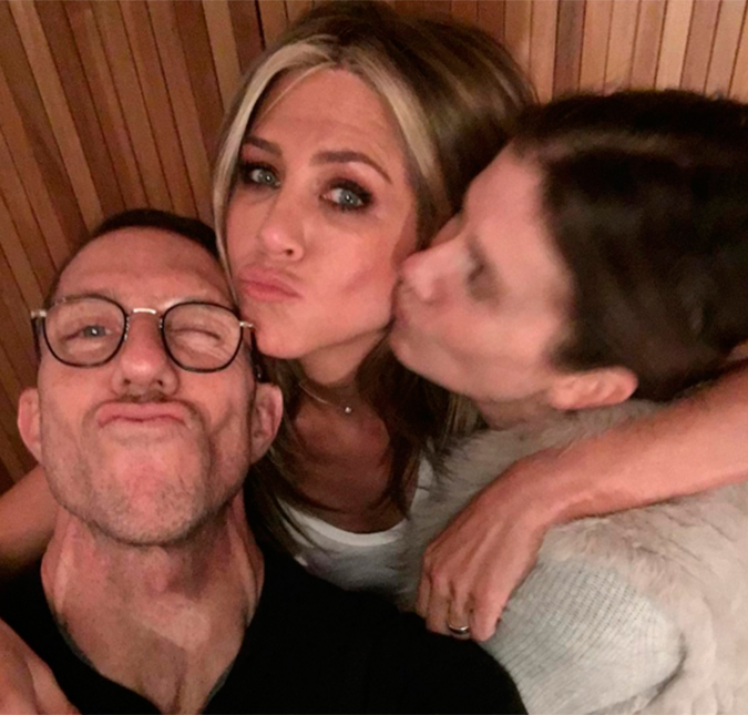Jennifer Aniston estrela novo visual diretamente dos anos 90!