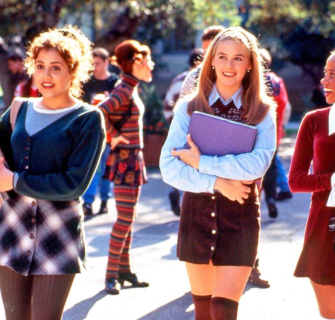 A escola onde o longa foi filmado é a Beverly Hills High School e fica em Los Angeles, nos Estados Unidos. Tanto Alicia Silverstone quanto Breckin Meyer, o ator que interpretou o personagem Travis, foram alunos do colégio durante a adolescência. A escola onde o longa foi filmado é a Beverly Hills High School e fica em Los Angeles, nos Estados Unidos. Tanto Alicia Silverstone quanto Breckin Meyer, o ator que interpretou o personagem Travis, foram alunos do colégio durante a adolescência.