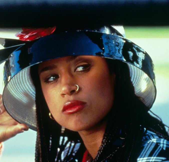 Nascida em 20 de janeiro de 1967, Stacey Dash interpretava Dionne, mesmo já sendo bem mais velha que a personagem. Em 1995, Stacey tinha 28 anos de idade e já era mamãe de um menino, Austin Williams, de quatro anos na época. Nascida em 20 de janeiro de 1967, Stacey Dash interpretava Dionne, mesmo já sendo bem mais velha que a personagem. Em 1995, Stacey tinha 28 anos de idade e já era mamãe de um menino, Austin Williams, de quatro anos na época.