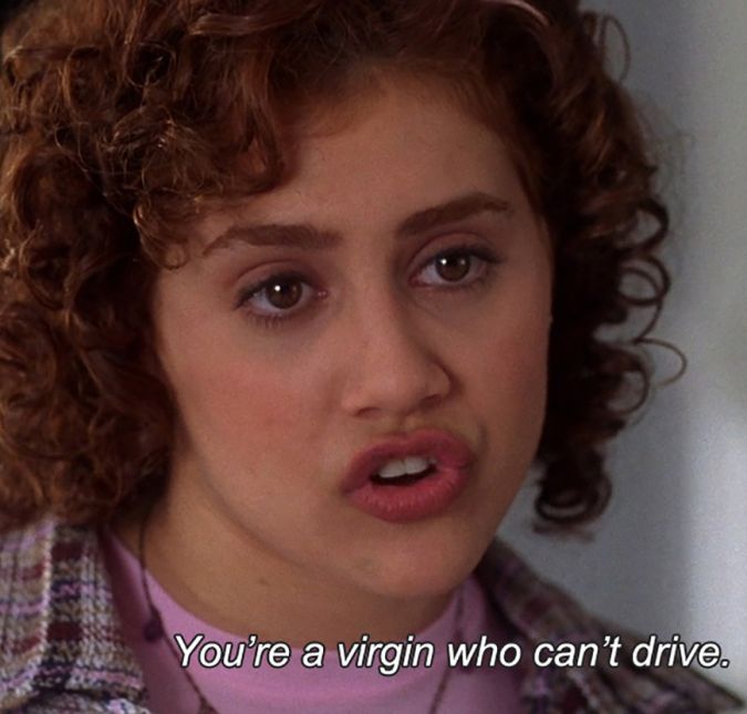 Brittany Murphy, que nasceu no dia 10 de novembro de 1977, fez Tai, que disse a icônica frase Você é uma virgem que não sabe dirigir para a protagonista Cher. Na época, Brittany tinha apenas 16 anos de idade e era, de fato, uma virgem que ainda não sabia dirigir. A atriz infelizmente morreu em 2009. Brittany Murphy, que nasceu no dia 10 de novembro de 1977, fez Tai, que disse a icônica frase Você é uma virgem que não sabe dirigir para a protagonista Cher. Na época, Brittany tinha apenas 16 anos de idade e era, de fato, uma virgem que ainda não sabia dirigir. A atriz infelizmente morreu em 2009.