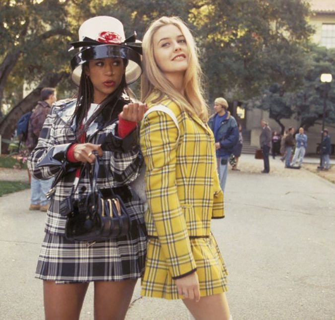 Durante todo o filme, 53 looks diferentes com peças xadrez são usados pelas atrizes e figurantes. Só Cher usa sete deles. Durante todo o filme, 53 looks diferentes com peças xadrez são usados pelas atrizes e figurantes. Só Cher usa sete deles.