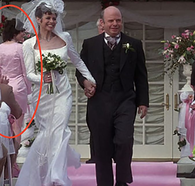 Assim como Cher e Dionne, a atriz que interpreta a professora Ms. Geist, Twink Caplan, e a diretora do filme, Amy Heckerling, são melhores amigas. Amy até participa como figurante da cena do casamento de Ms. Geist e Mr. Hall. Assim como Cher e Dionne, a atriz que interpreta a professora Ms. Geist, Twink Caplan, e a diretora do filme, Amy Heckerling, são melhores amigas. Amy até participa como figurante da cena do casamento de Ms. Geist e Mr. Hall.