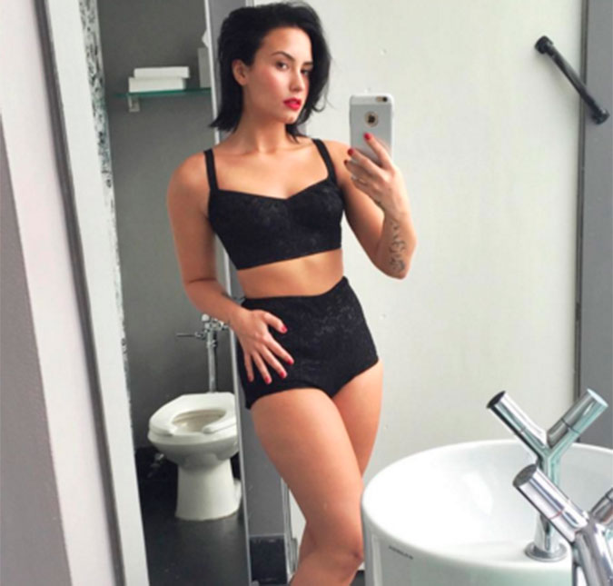 Demi Lovato arrasa em <I>selfie</i> e declara: <I> Sem Photoshop porque eu tenho orgulho de mostrar o meu corpo</I>