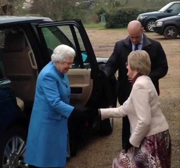 Rainha Elizabeth II visita uma de suas instituições favoritas! Saiba mais!