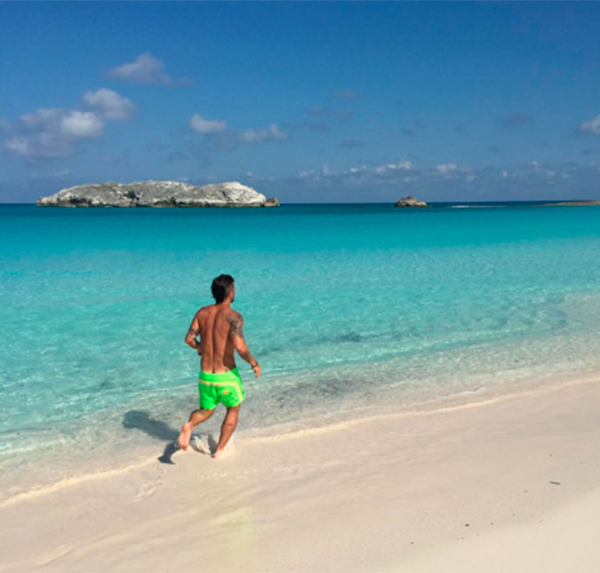 Ops! Bruno Gagliasso posta foto correndo na praia e acaba deixando o <i>cofrinho</I> à mostra!