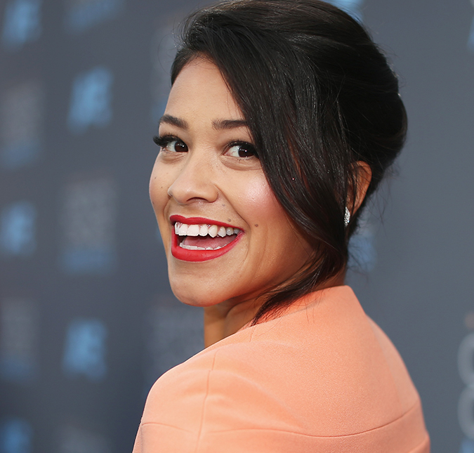 Gina Rodriguez, atriz de <i>Jane the Virgin</i>, quer seu filho chegando em uma cegonha. Entenda!