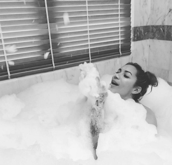 Leona Lewis posta fotos diretamente do seu banho de banheira