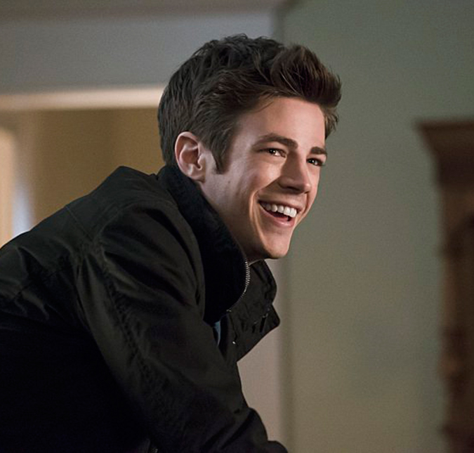 Grant Gustin, intérprete do herói mais rápido do mundo em <i>The Flash</i>, declara apoio a Ezra Miller