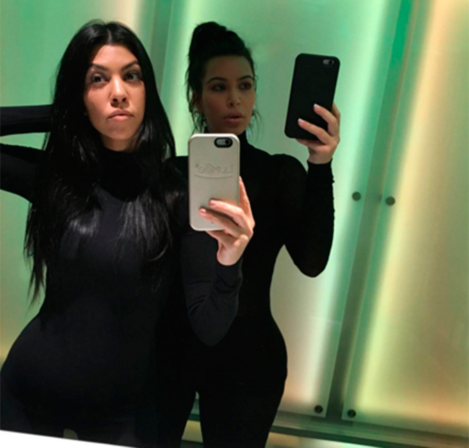 Kim Kardashian aparece bem diferente em foto com Kourtney, 50 dias após o parto