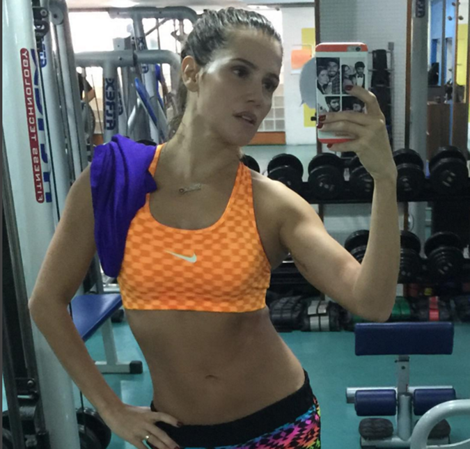 Deborah Secco mostra a boa forma na academia