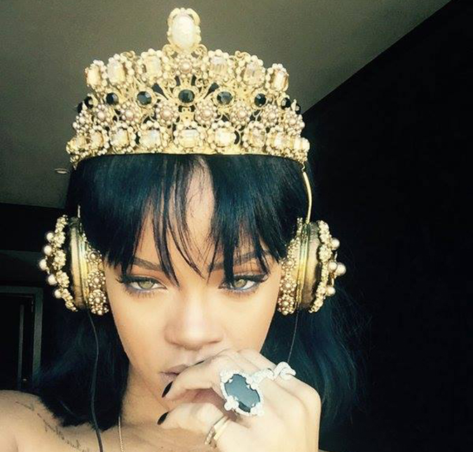 Rihanna publica foto usando fone de ouvido que custa 37 mil reais!