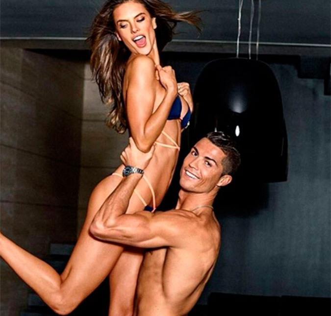 Cristiano Ronaldo aparece todo sedutor levantando Alessandra Ambrosio