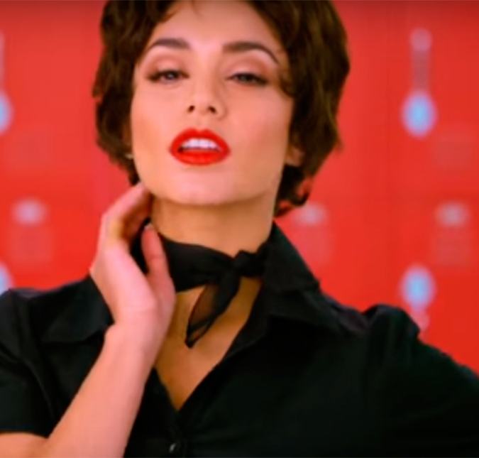 Vanessa Hudgens aparece caracterizada a lá anos 1970 e canta tema de <i>Grease</i> com Jessie J!