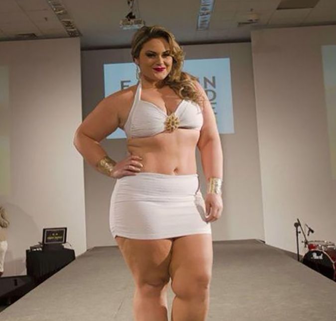 Entre as brasileiras, uma modelo baixinha também faz o maior sucesso! Além de ter um metro e 69 centímetros, a catarinense Aline Zattar também é plus size e arrasa com seu manequim 46.