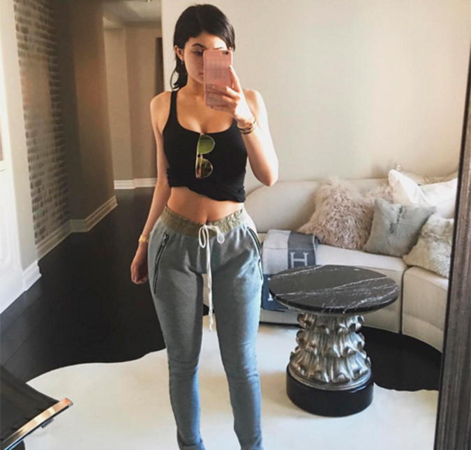 Kylie Jenner publica foto no <i>Instagram</i> mostrando a cintura fininha, mas não recebe elogios