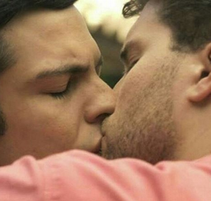 Internautas comemoram reprise de cena de beijo <i>gay</i> em <i>Amor à Vida</i>, da <i>Globo</i>