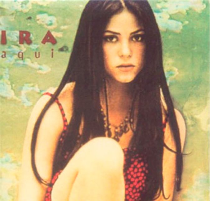 No incício de sua carreira, Shakira usava a cor natural dos seus cabelos e tinha um estilo mais menininha, como no álbum de um dos seus singles mais famosos: Estoy aqui. No incício de sua carreira, Shakira usava a cor natural dos seus cabelos e tinha um estilo mais menininha, como no álbum de um dos seus singles mais famosos: Estoy aqui.