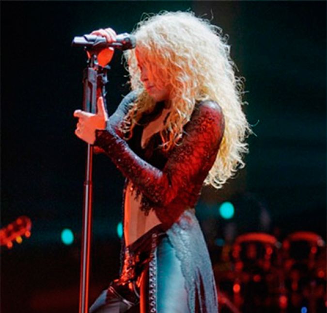O couro também sempre fez parte dos modelitos de Shakira. O tipo de tecido sempre a deixa mais sexy e até hoje faz parte do closet da ex-companheira de Gerard Piqué. As transparências, que fazem referência a uma tribo nômade, também eram bastante usadas por ela nos palcos. O couro também sempre fez parte dos modelitos de Shakira. O tipo de tecido sempre a deixa mais sexy e até hoje faz parte do closet da ex-companheira de Gerard Piqué. As transparências, que fazem referência a uma tribo nômade, também eram bastante usadas por ela nos palcos.