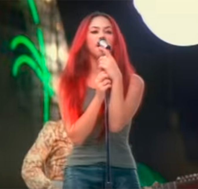 Nos anos 90, Shakira também usava e abusava do estilo roqueiro-casual. Dá uma olhada na regata cinza e na calça jeans que ela usou no vídeo de Ojos Asi, de 1999. Nos anos 90, Shakira também usava e abusava do estilo roqueiro-casual. Dá uma olhada na regata cinza e na calça jeans que ela usou no vídeo de Ojos Asi, de 1999.