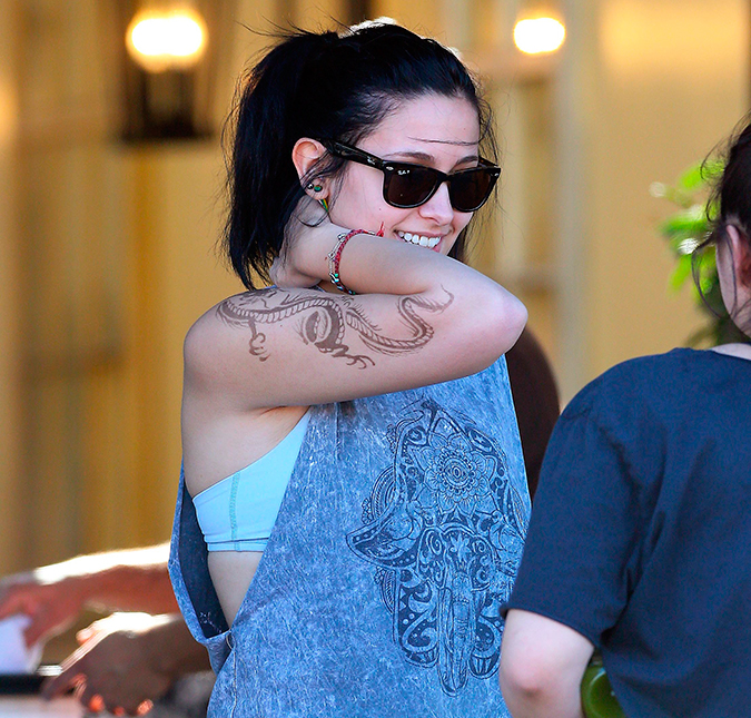 Filha de Michael Jackson, Paris Jackson é vista com nova tatuagem