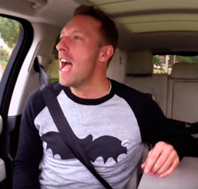 Chris Martin canta clássicos do <i>Coldplay</i> dentro de um carro, assista!