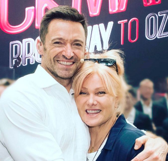 Que o ator Hugh Jackman é apaixonadíssimo pela esposa Deborra-Lee Furnes não é surpresa para ninguém. Casados há mais de 20 anos, o casal gerou controvérsias pela diferença de idade. No entanto, Hugh não parece nem um pouco incomodado com isso. Em entrevista ao programa de Ellen Degeneres, o ator se gabou ao contar como ele e a esposa se conheceram: - É óbvio, ela é a melhor coisa que já aconteceu na minha vida. E fica cada vez melhor. Fico muito feliz de termos nos conhecido antes de tudo acontecer na minha carreira porque construímos tudo juntos. Ela era a estrela e eu estava caidinho por ela. Todo mundo tinha uma queda por ela no set, então eu fiquei envergonhado e acabei não falando com ela por uma semana. Quando eu percebi que não estava falando com ela, eu achei uma bobeira e fiz um jantar convidando a equipe da série e ela. Daí ela disse: Qual é o problema? Te irritei? Você não está mais falando comigo. O que fiz de errado? E eu disse: Olha, eu tenho uma queda por você. Eu vou superar. E ela disse: É sério? E eu pensando: Isso é ruim. E daí ela disse: Eu tenho uma queda por você também. E eu fiquei tipo: Isso é ótimo! E foi isso! Aqui estamos nós 21 anos depois com dois filhos! Que fofos, não?