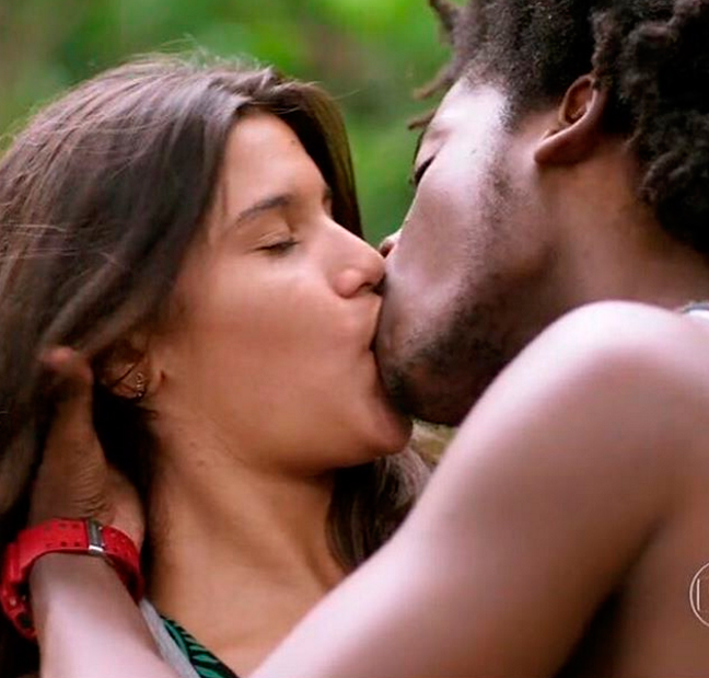 Walcyr Carrasco comenta o beijão de Giulia Costa em <i>Malhação</i>: - <i>Que susto!</i>