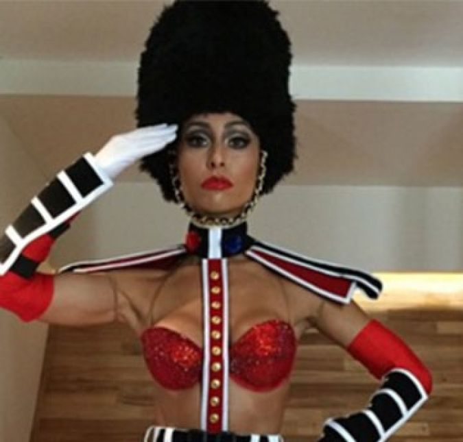 Já em 2015, Sabrina deixou todo mundo boquiaberto durante o Baile da Vogue. Sempre ousada em seus figurinos, Sabrina quebrou a internet com os milhares de comentários que surgiram em torno de sua superprodução: ela estava inspirada nas dançarinas do cabaré francês Crazy Horse, o que significa seminua.