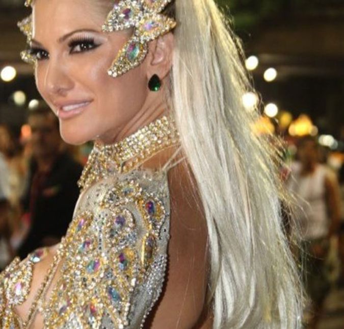 Antonia Fontenelle também já foi adpeta do colar polêmico. Em 2008, quando era casada com o falecido ator e diretor Marcos Paulo, a apresentadora apareceu com um colar de outro escrito MP.