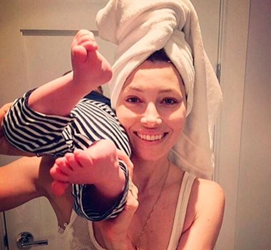 Jessica Biel se derrete pelo filho, Silas e brinca:<i> Ele é um palhaço igual ao pai</i>