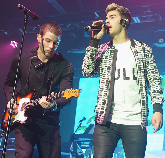 Joe e Nick Jonas fazem alegria de fãs com rara aparição juntos