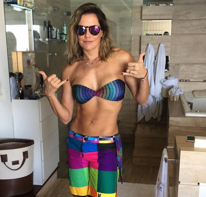 Deborah Secco posa para o marido de barriguinha de fora