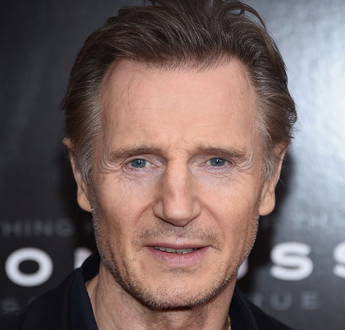 Liam Neeson faz mistério sobre o nome de sua namorada, que é <i>incrivelmente famosa</i>