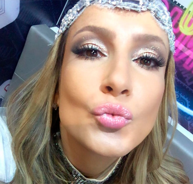 Claudia Leitte desabafa em trio elétrico dizendo que não se arrepende de ser mãe e diz sentir falta dos filhos