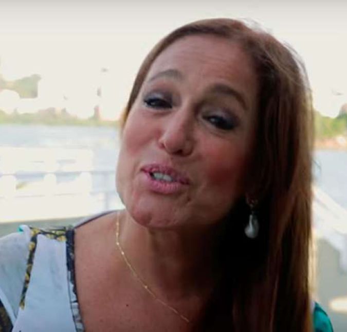 Ao responder perguntas dos fãs, a atriz também arrasou! Ao ser questionada sobre como ficar em forma na idade dela, Susana respondeu: - Sabe como você chega gostosa assim na minha idade? Comendo arroz, feijão, carne assada, macarrão, bacon, Doritos, tudo, meu amor! Ao responder perguntas dos fãs, a atriz também arrasou! Ao ser questionada sobre como ficar em forma na idade dela, Susana respondeu: - Sabe como você chega gostosa assim na minha idade? Comendo arroz, feijão, carne assada, macarrão, bacon, Doritos, tudo, meu amor!