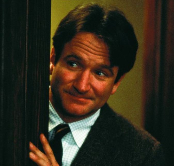 Oh, Capitão! Meu Capitão! Você com certeza cresceu assistindo a alguns dos filmes do Robin Williams, que sempre traziam histórias divertidas e emocionantes, principalmente porque o ator escolhia bem seus papéis. Infelizmente o astro, nascido em 21 de julho de 1951, morreu em 11 de agosto de 2014, aos 63 anos de idade, mas isso não significa que ele ainda não esteja bem vivo em nossas memórias. Além das performances incríveis, Robin trazia, por meio de seus personagens, lições para toda a vida. Por exemplo, em Sociedade dos Poetas Mortos, ele vive o professor John Keating, que carrega uma forma de ensino diferente e desafiadora, obrigando os alunos a pensarem por conta própria para não serem moldados por uma escola conservadora. Com sua coragem para enfrentar críticas, ele acabou se tornando um mentor inesquecível para os jovens. Além de promover a individualidade de seus alunos e fazer com o que eles saiam de sua zona de conforto, durante todo o filme John aplica a ideia do Carpe Diem para os estudantes, fazendo com que o longa-metragem gire em torno da ideia de que precisamos aproveitar o dia, uma vez que todos os momentos serão únicos. A seguir, confira outras lições que aprendemos ao ver os filmes de Robin Williams! Oh, Capitão! Meu Capitão! Você com certeza cresceu assistindo a alguns dos filmes do Robin Williams, que sempre traziam histórias divertidas e emocionantes, principalmente porque o ator escolhia bem seus papéis. Infelizmente o astro, nascido em 21 de julho de 1951, morreu em 11 de agosto de 2014, aos 63 anos de idade, mas isso não significa que ele ainda não esteja bem vivo em nossas memórias. Além das performances incríveis, Robin trazia, por meio de seus personagens, lições para toda a vida. Por exemplo, em Sociedade dos Poetas Mortos, ele vive o professor John Keating, que carrega uma forma de ensino diferente e desafiadora, obrigando os alunos a pensarem por conta própria para não serem moldados por uma escola conservadora. Com sua coragem para enfrentar críticas, ele acabou se tornando um mentor inesquecível para os jovens. Além de promover a individualidade de seus alunos e fazer com o que eles saiam de sua zona de conforto, durante todo o filme John aplica a ideia do Carpe Diem para os estudantes, fazendo com que o longa-metragem gire em torno da ideia de que precisamos aproveitar o dia, uma vez que todos os momentos serão únicos. A seguir, confira outras lições que aprendemos ao ver os filmes de Robin Williams!