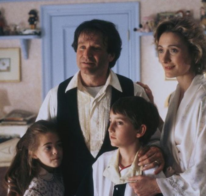 Apesar de cheia de aventuras, a história de Hook: A Volta do Capitão Gancho gira em torno de um pai de família que se tornou totalmente obcecado por seu trabalho deixando, muitas vezes, seus filhos e esposa de lado. Quando tem que lidar com o sequestro de seus pequenos, causado pelo Capitão Gancho, ele é obrigado a esquecer a realidade e embarcar para a Terra do Nunca, onde acaba relembrando sua infância. Mesmo incrédulo, e demorando para cair na real, o personagem de Robin não deixou de lado sua vontade maior do que tudo de trazer seus filhos de volta para casa. Talvez, a melhor mensagem de Hook seja a ideia de que os adultos não deveriam se esquecer como é ser criança e como manter as responsabilidades na medida certa. Quem aí não teve vontade de voltar para a infância? Apesar de cheia de aventuras, a história de Hook: A Volta do Capitão Gancho gira em torno de um pai de família que se tornou totalmente obcecado por seu trabalho deixando, muitas vezes, seus filhos e esposa de lado. Quando tem que lidar com o sequestro de seus pequenos, causado pelo Capitão Gancho, ele é obrigado a esquecer a realidade e embarcar para a Terra do Nunca, onde acaba relembrando sua infância. Mesmo incrédulo, e demorando para cair na real, o personagem de Robin não deixou de lado sua vontade maior do que tudo de trazer seus filhos de volta para casa. Talvez, a melhor mensagem de Hook seja a ideia de que os adultos não deveriam se esquecer como é ser criança e como manter as responsabilidades na medida certa. Quem aí não teve vontade de voltar para a infância?