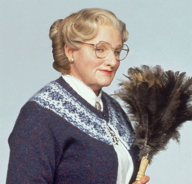 Daniel Hillard, interpretado por Robin Williams, é um pai apaixonado pelos filhos que se vê obrigado a ficar longe deles quando passa por um divórcio em Uma Babá Quase Perfeita. Mas isso não o impede de ser criativo e, para diminuir a distância, ele acaba se transformando em uma senhora que faz faxina e cozinha e consegue o posto de governanta na casa de sua ex-mulher, só para ficar umas horas por dia com seus filhos! Para Daniel, a família é mais importante do que qualquer coisa nesse mundo e relembra durante toda a produção que é sempre válido fazer sacrifícios para ficar ao lado daqueles que amamos. Daniel Hillard, interpretado por Robin Williams, é um pai apaixonado pelos filhos que se vê obrigado a ficar longe deles quando passa por um divórcio em Uma Babá Quase Perfeita. Mas isso não o impede de ser criativo e, para diminuir a distância, ele acaba se transformando em uma senhora que faz faxina e cozinha e consegue o posto de governanta na casa de sua ex-mulher, só para ficar umas horas por dia com seus filhos! Para Daniel, a família é mais importante do que qualquer coisa nesse mundo e relembra durante toda a produção que é sempre válido fazer sacrifícios para ficar ao lado daqueles que amamos.