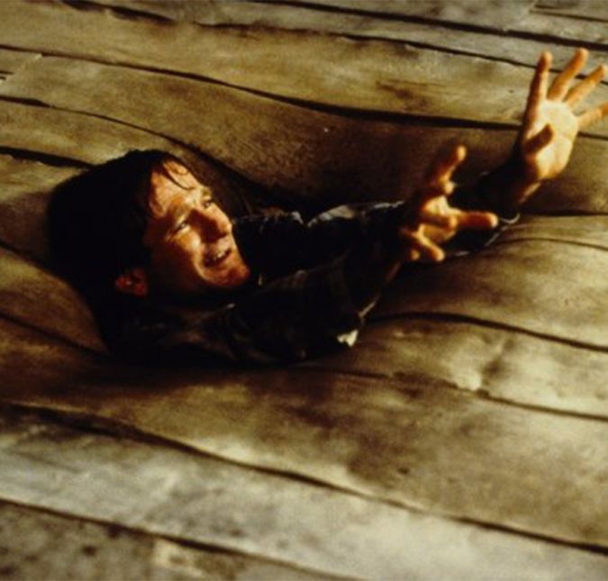 Tudo bem que Jumanji não poderia ser uma história real, mas o filme traz sim uma lição importante: ter coragem, sempre! Quando Alan Parrish, vivido por Robin, fica preso por anos dentro de um jogo, e é finalmente libertado por outras crianças, ele se vê obrigado novamente a participar da brincadeira, só para ajudá-los. E, por isso, acaba vivenciando aventuras bem assustadoras, com leões, mosquitos gigantes... E mesmo sem saber as regras do jogo, Alan mantém a coragem acima de tudo. Portanto, lembre-se: Muitas vezes é importante que a coragem tome frente de suas ações! Tudo bem que Jumanji não poderia ser uma história real, mas o filme traz sim uma lição importante: ter coragem, sempre! Quando Alan Parrish, vivido por Robin, fica preso por anos dentro de um jogo, e é finalmente libertado por outras crianças, ele se vê obrigado novamente a participar da brincadeira, só para ajudá-los. E, por isso, acaba vivenciando aventuras bem assustadoras, com leões, mosquitos gigantes... E mesmo sem saber as regras do jogo, Alan mantém a coragem acima de tudo. Portanto, lembre-se: Muitas vezes é importante que a coragem tome frente de suas ações!