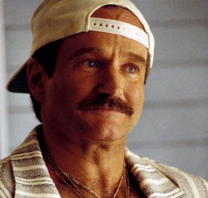 Já em Gaiola das Loucas, entendemos ainda mais o conceito de seja você mesmo. No filme, o personagem de Robin, Armand Goldman, é casado com outro homem e se vê obrigado a disfarçar sua personalidade para poder conhecer os pais da noiva de seu filho, que são extremamente conservadores, além de fazerem parte do mundo da política. Mesmo assim, o casal até tenta, mas sabe que o mais importante na vida é se manter verdadeiro consigo mesmo! Então, não se esqueça que, às vezes, precisamos nos colocar à frente de nossos cuidados, não é mesmo? Já em Gaiola das Loucas, entendemos ainda mais o conceito de seja você mesmo. No filme, o personagem de Robin, Armand Goldman, é casado com outro homem e se vê obrigado a disfarçar sua personalidade para poder conhecer os pais da noiva de seu filho, que são extremamente conservadores, além de fazerem parte do mundo da política. Mesmo assim, o casal até tenta, mas sabe que o mais importante na vida é se manter verdadeiro consigo mesmo! Então, não se esqueça que, às vezes, precisamos nos colocar à frente de nossos cuidados, não é mesmo?