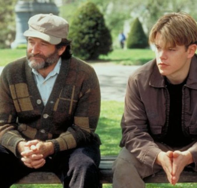 Em amizades verdadeiras, sempre apoiamos e ajudamos os amigos que precisam de uma mãozinha, certo? Pois de certa forma, é isso o que acontece em Gênio Indomável. Quando um faxineiro é descoberto por uma faculdade - após resolver um grande problema de matemática -, um professor decide dar a ele uma chance para desenvolver sua aptidão com números. Para que isso aconteça, ele pede ajuda também a um psicólogo, Sean Maguire, interpretado por Robin Williams, que ajudará o menino a se manter no caminho certo e não abandonar os estudos. Em amizades verdadeiras, sempre apoiamos e ajudamos os amigos que precisam de uma mãozinha, certo? Pois de certa forma, é isso o que acontece em Gênio Indomável. Quando um faxineiro é descoberto por uma faculdade - após resolver um grande problema de matemática -, um professor decide dar a ele uma chance para desenvolver sua aptidão com números. Para que isso aconteça, ele pede ajuda também a um psicólogo, Sean Maguire, interpretado por Robin Williams, que ajudará o menino a se manter no caminho certo e não abandonar os estudos.