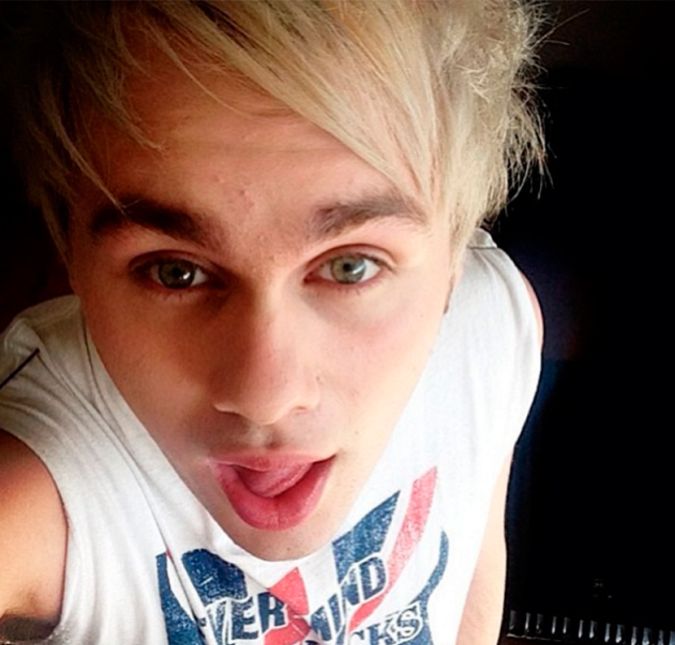 Outro acidente bem parecido com o de Jackson foi o do guitarrista da banda 5 Seconds Of Summer, Michael Clifford. Ele acabou chegando perto demais das chamas de efeitos especiais durante um show em Londres e seu cabelo pegou fogo! Mas nada de tão grave aconteceu e ele acabou ficando bem logo depois.