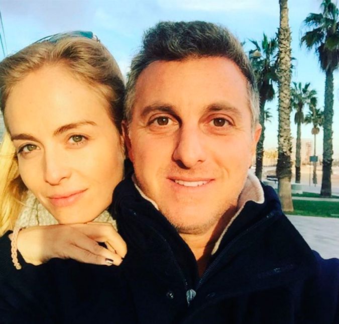 Angélica e Luciano Huck passaram por um mega susto quando o avião deles teve que fazer um pouso forçado. Os dois estavam à bordo junto com os filhos e a babá quando a aeronave começou a ter problemas, fazendo com que os dois temessem por suas vidas. Felizmente tudo ficou bem e os apresentadores foram socorridos rapidamente, sofrendo ferimentos leves.