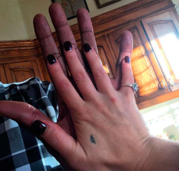 Romance no ar? Britney Spears publica foto com mão coladinha a de um homem misterioso