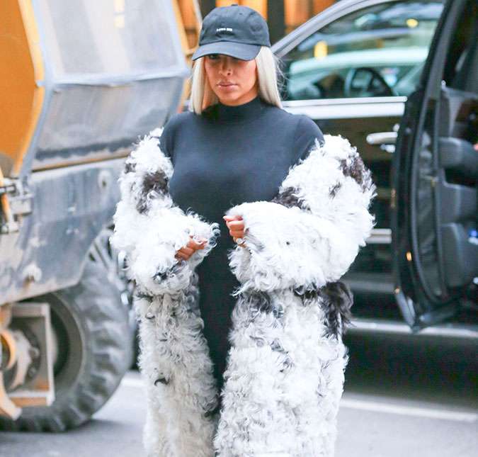 Kim Kardashian mostra que realmente gostou do estilo <i>Cruella De Vil</i> e aposta em novo casaco de pele