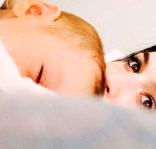 Esposa de Alexandre Nero faz clique fofo ao lado do filho