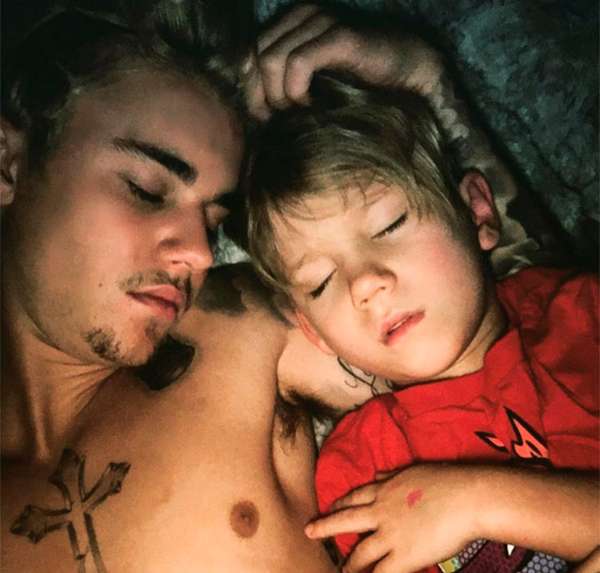 Momento família! Justin Bieber compartilha foto fofa com irmão mais novo
